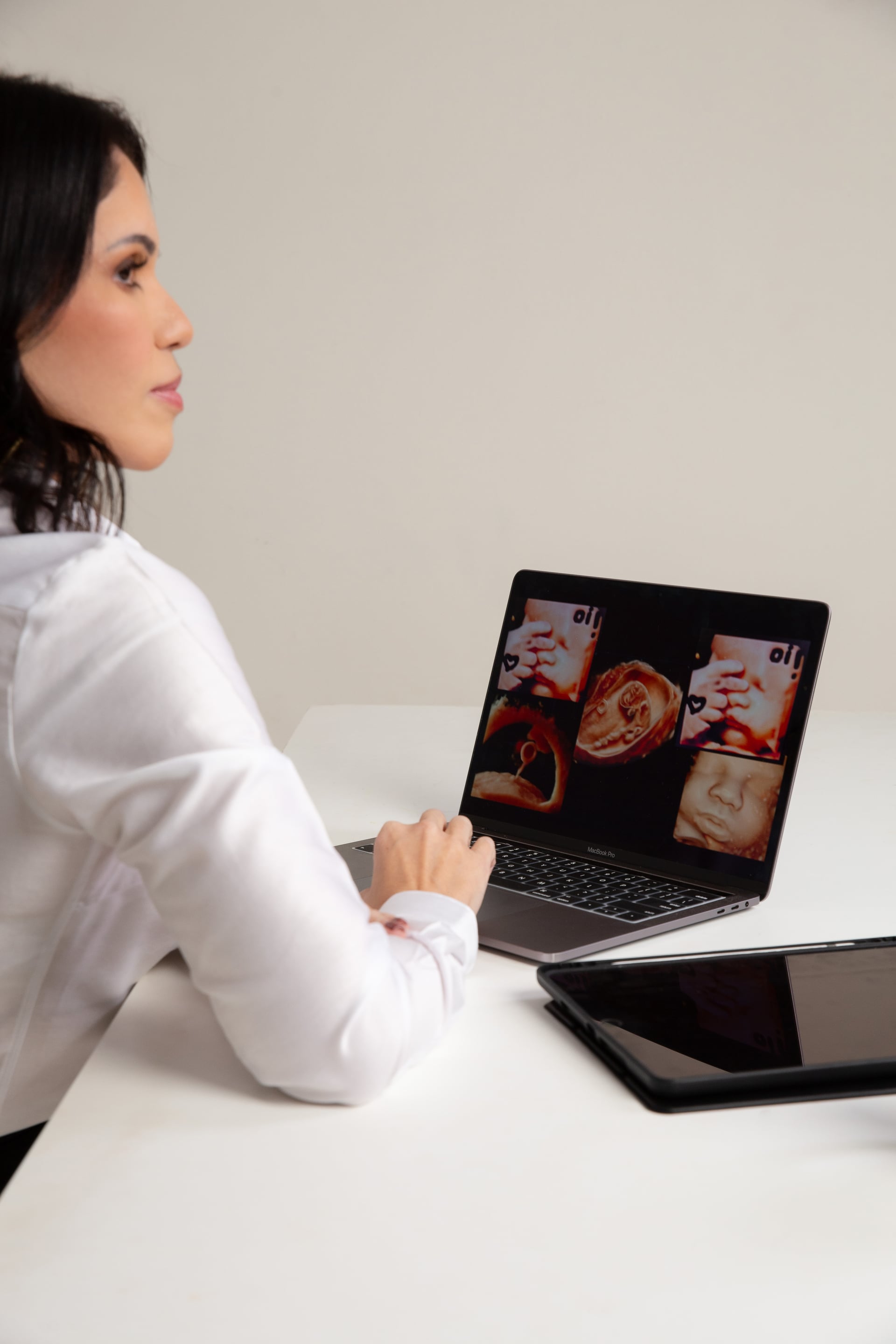 Doutora Emanuele Lessa analisando exames de ultrassonografia para diagnóstico de endometriose